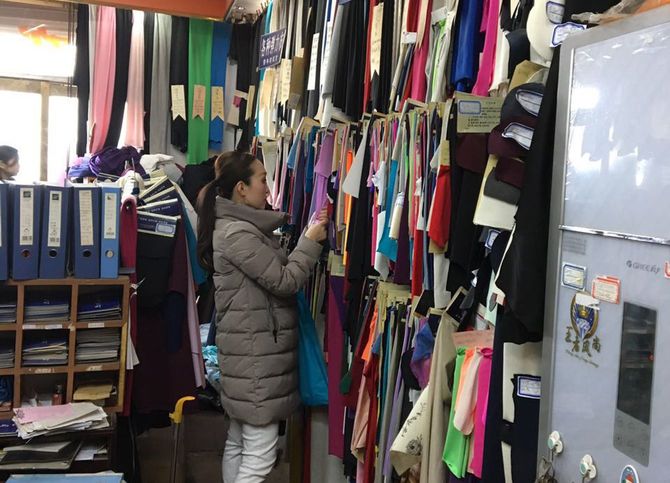 北京で生地を選ぶ中川さん