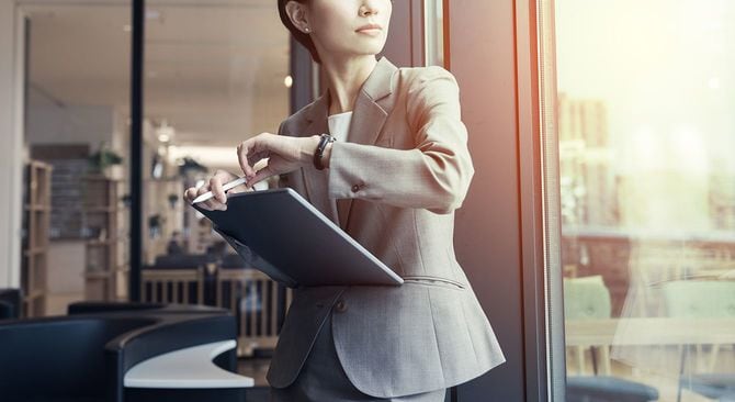 魅力的な実業家は、タブレット PC を使います。