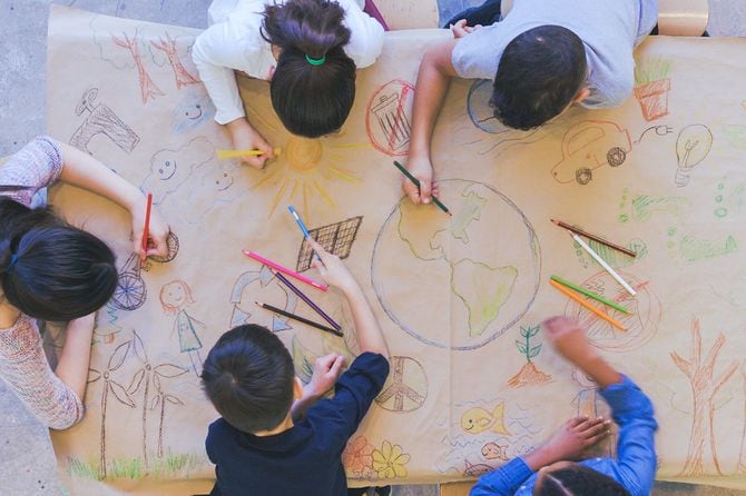 子供のグループ色環境に配慮した壁画