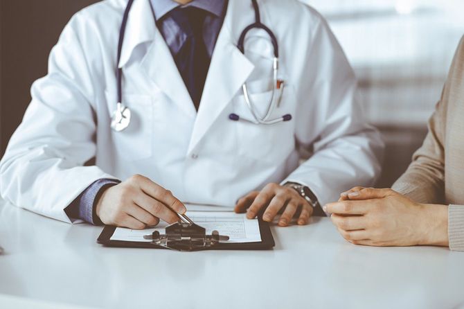 患者に説明をする医師