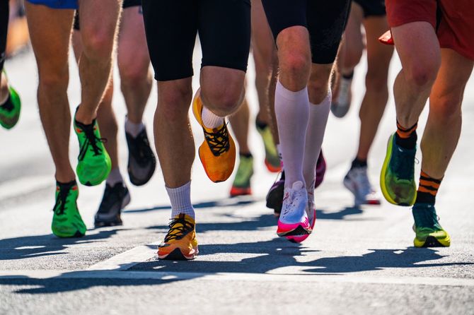 マラソン大会の集団の足元