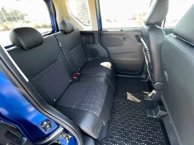 後部座席は広々としていて余裕がある