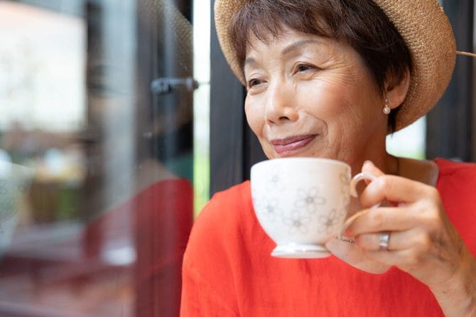 コーヒーを楽しむシニア女性