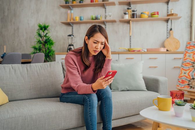 携帯電話に困っている女性