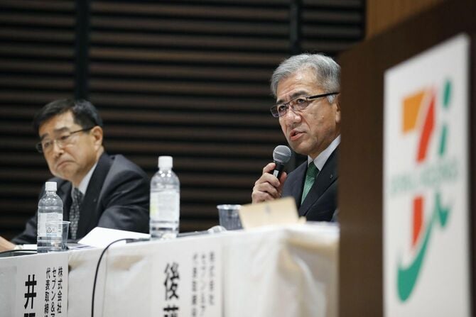 記者会見するセブン&アイ・ホールディングスの井阪隆一社長(右)と伊藤順朗取締役常務執行委員=2018年4月5日、東京都千代田区