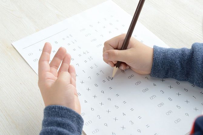 勉強をする子供の手元
