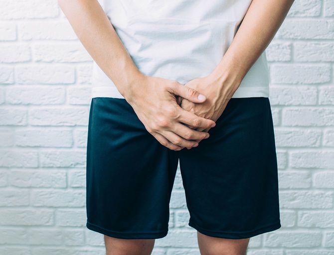 ショートパンツを着た男