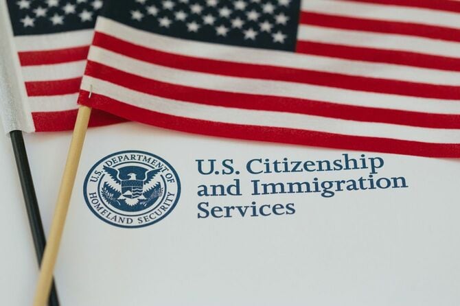 米国の旗と市民権と移民書類