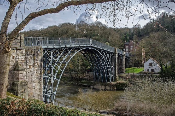アイアンブリッジ（写真＝Sebastian Mierzwa／CC-BY-4.0／Wikimedia Commons）