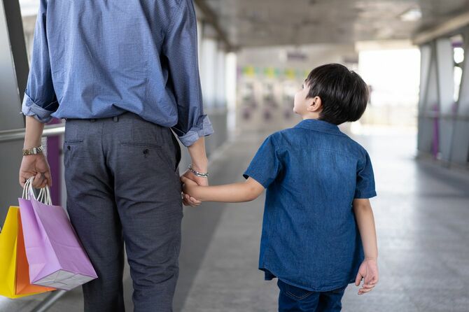 父親と一緒に歩く子ども