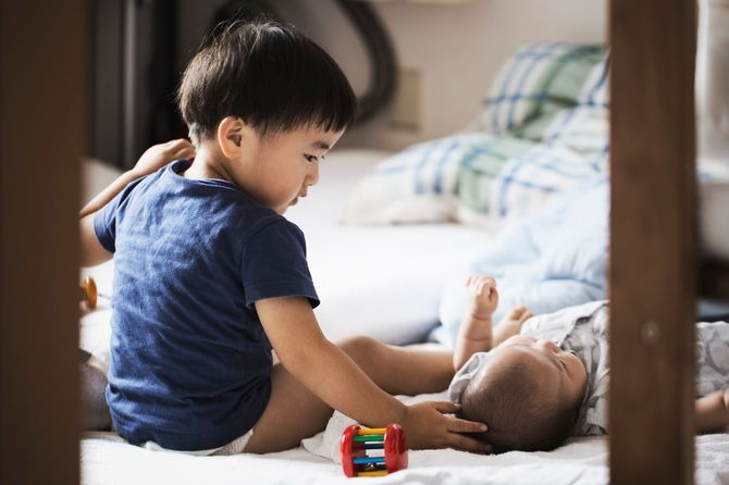 妹の頭をなでるお兄ちゃん