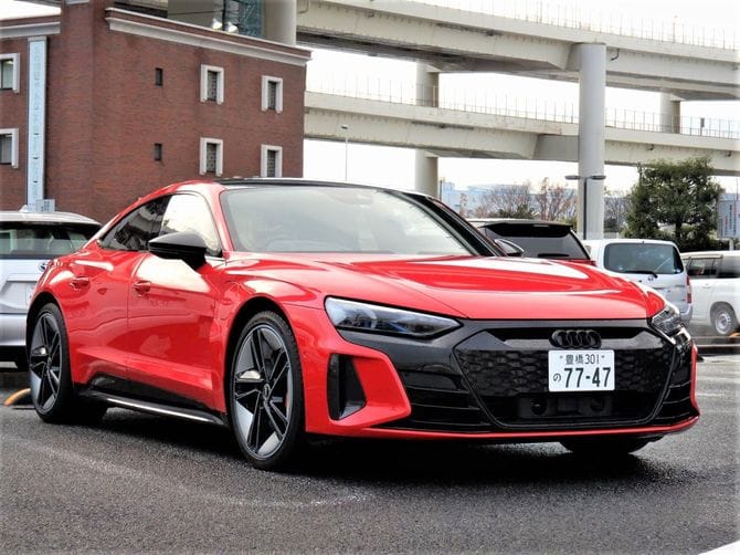 RS e-tron GTは扱いきれないスペックを有するがゆっくり走らせても楽しい。電動モーターの回転数や自車速度、アクセルペダルの踏み込み量などからデジタルサウンドを生成。車内外のスピーカーからそのサウンドを発する