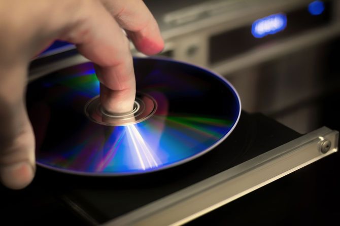 光ディスクをプレーヤーにセットする手