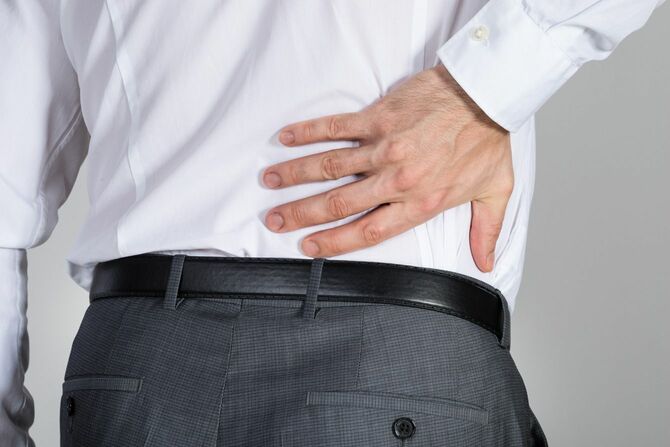 腰の痛みを抱えるビジネスマン