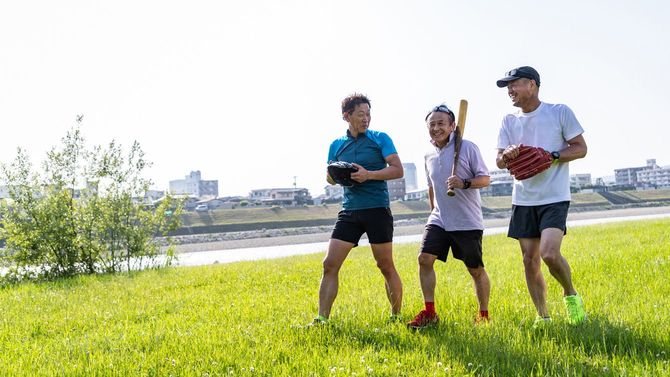 野球の練習後に笑顔でリラックスする男性たち