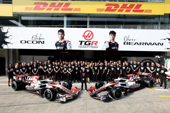 2026年3月28日、F1日本グランプリでのTGRハースF1の集合写真。中央が小松代表