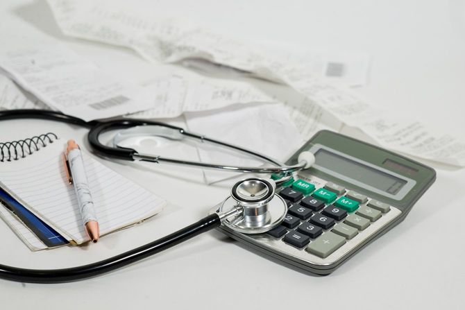 聴診器と電卓と領収書