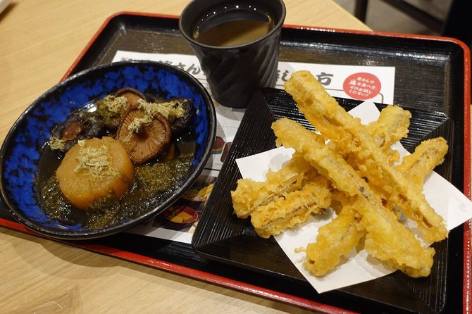 「一人飲み」に適したメニューもある。写真は麦焼酎360円、ほか合計710円