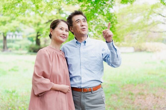 外を散歩する老夫婦