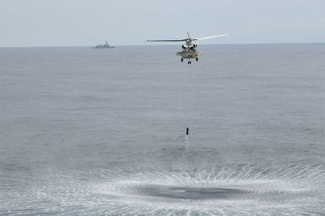 南シナ海で潜水艦の探知訓練をするSH60対潜ヘリコプター