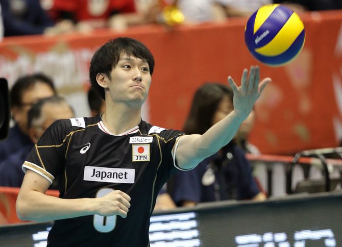 バレーボール男子五輪予選・日本－イランの試合、第3セット、サーブする柳田将洋（サントリー）＝2016年6月1日、東京体育館