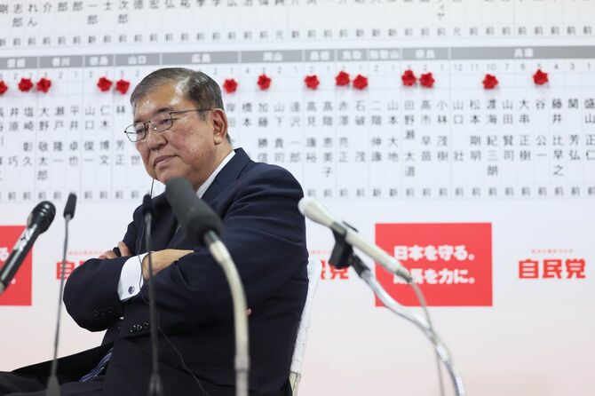 報道各社の取材で厳しい表情を見せる石破茂首相（自民党総裁）＝2024年10月27日午後、東京・永田町の同党本部