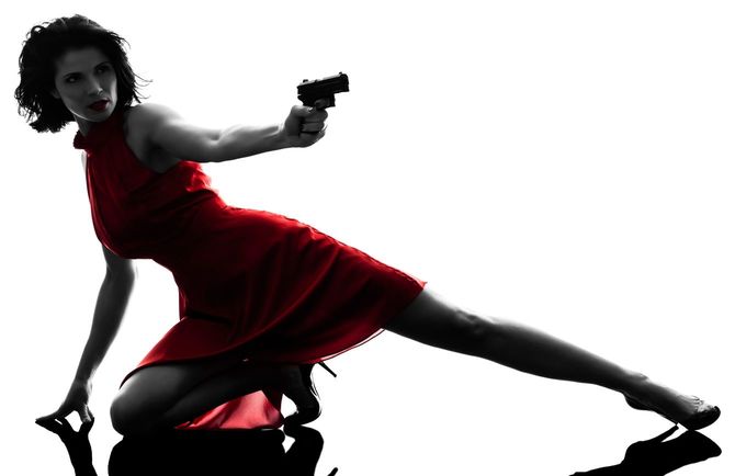 アクティブに銃を構えるドレスの美女