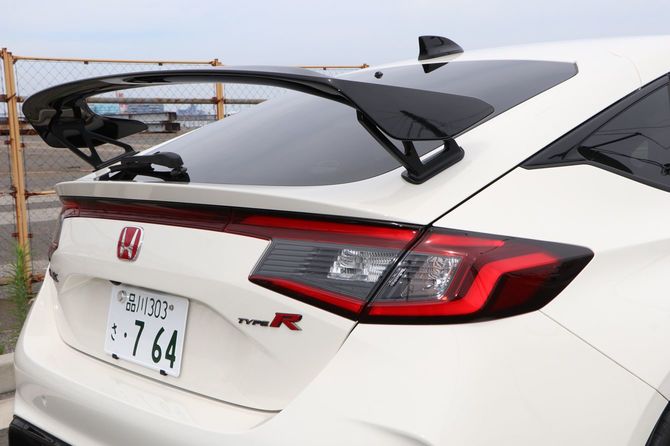 先代よりも存在感を増したリアスポイラー