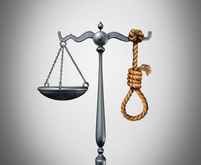 てんびんに掛けられた絞首刑の縄のイメージ