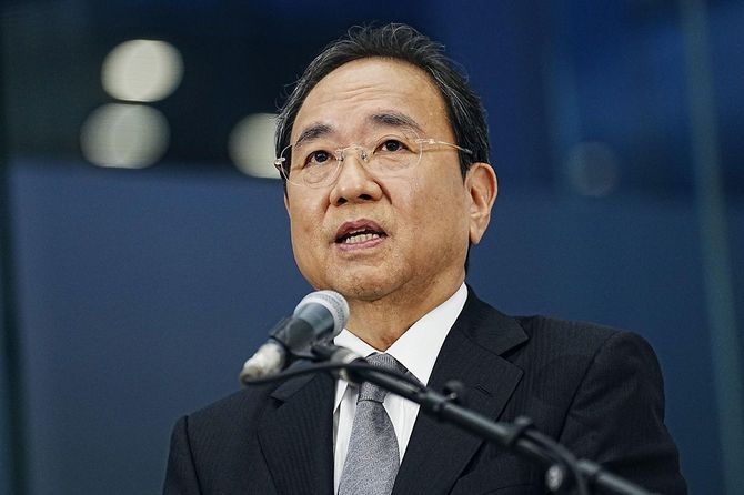 株主総会を終え、記者の質問に答えるフジテレビの清水賢治社長＝2025年6月25日、東京都港区