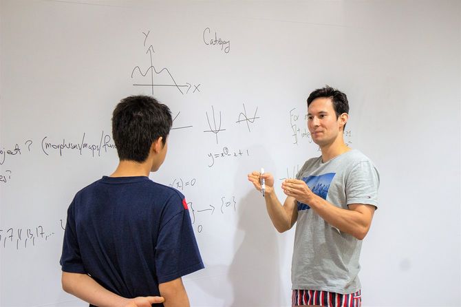 メンターからアドバイスをもらうマナイの生徒