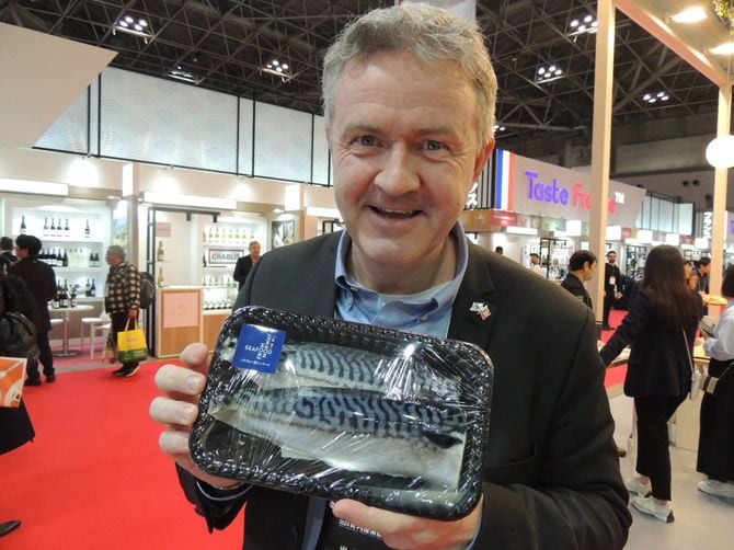 サバを掲げるノルウェー大使館 水産物審議会 日本・韓国担当ディレクターのヨハン・クアルハイム氏