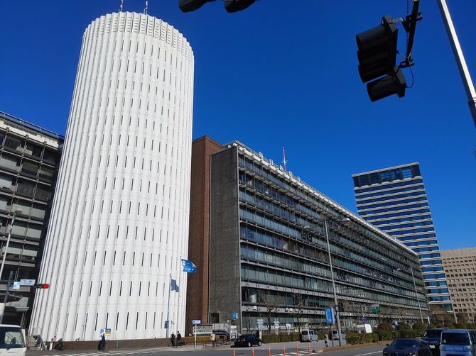 2023年、2月1日付で毎日新聞を退社した。写真は最終出社日に撮影した毎日新聞本社。空が青かった。