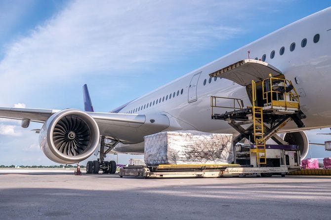 飛行機の貨物室に貨物を積み込んでいる様子
