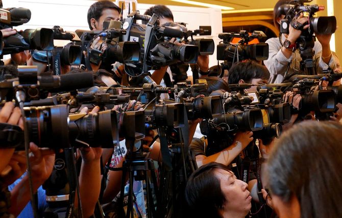 会見に詰めかけるジャーナリスト