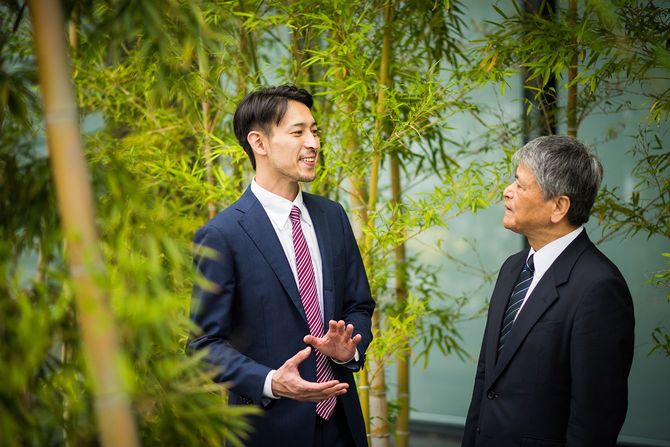 屋外のビジネスミーティング