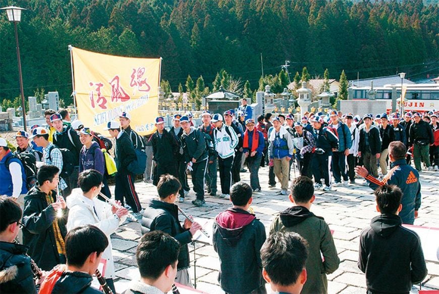 毎年3月に行われる「100km歩行」。仲間と励まし合いながら、高野山までの道のりを歩く貴重な体験だ。