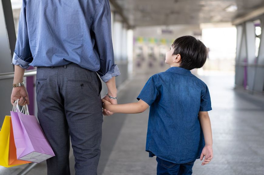 父親と一緒に歩く子ども