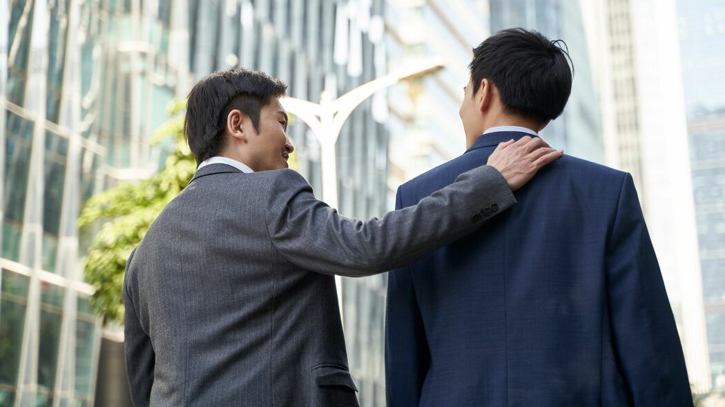 だから僕は｢シール配りおじさん｣になった…｢M₋1｣ファイナリストを育てた放送作家の"ホメる技術" ダメ出しをしても今の若者は育たない