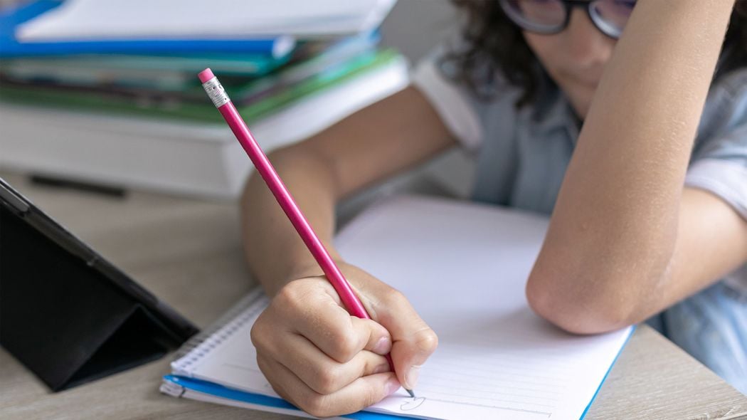 勉強しない子の机には大抵コレがある…東大合格率上位校で指導の片づけ達人｢頭のいい子の引き出しは違う｣ こうすれば自ら片づける…子が捨てたものに｢それ高かったのに｣は絶対NG