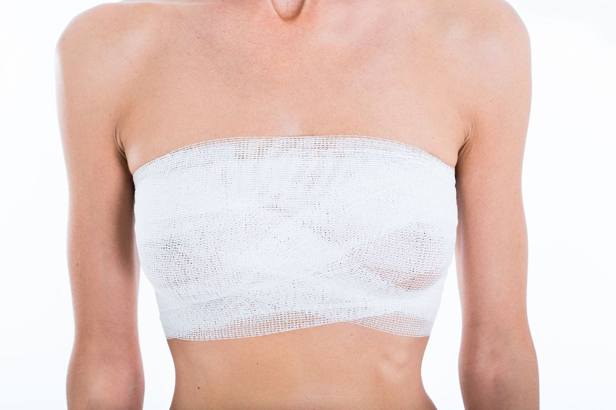医療用包帯を持つ女性の胸