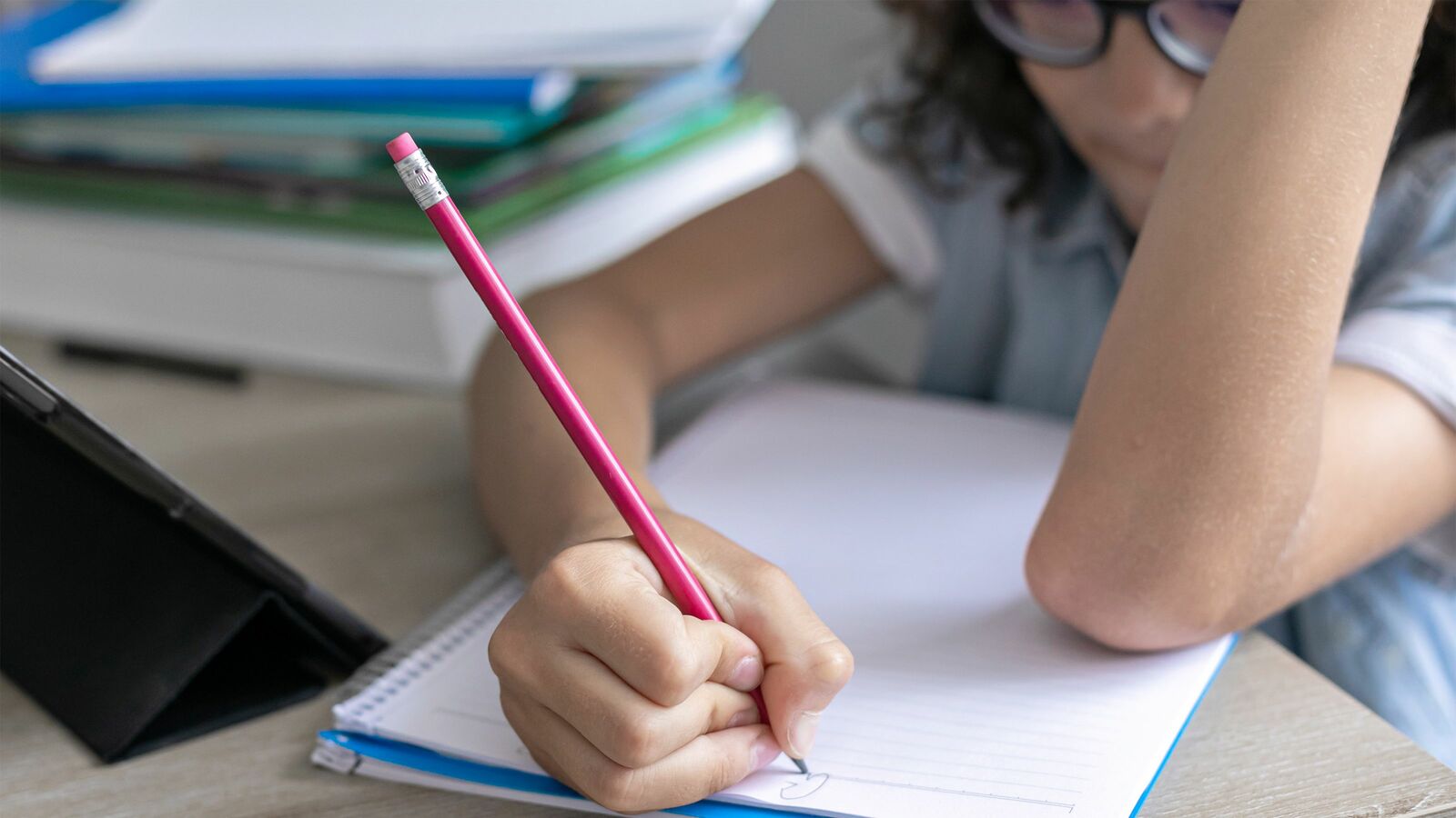 勉強しない子の机には大抵コレがある…東大合格率上位校で指導の片づけ達人｢頭のいい子の引き出しは違う｣ こうすれば自ら片づける…子が捨てたものに｢それ高かったのに｣は絶対NG