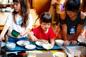 給食をよそっていく子供たち