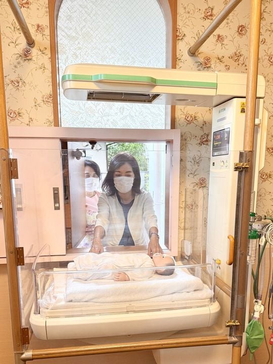 「こうのとりのゆりかご」で赤ちゃん(人形)の預け入れ体験をする田中ひかるさん