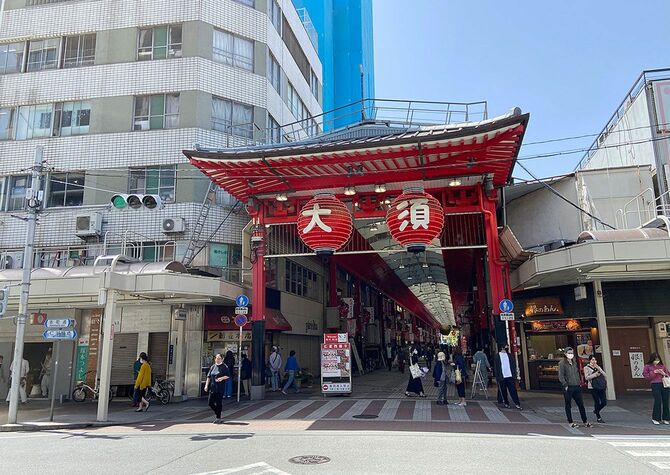 名古屋市中区にある大須商店街。仁王門通の大きな提灯は商店街のシンボルの一つになっている