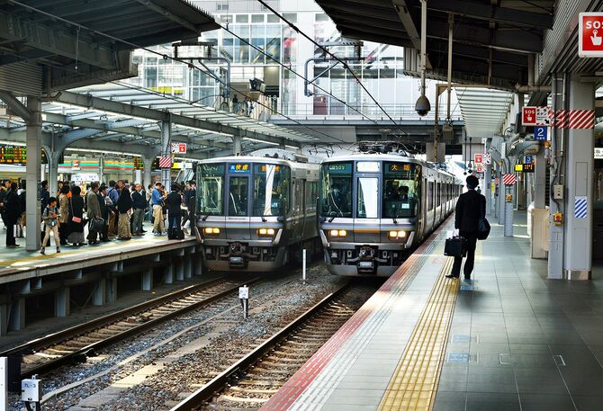 列車、大阪駅