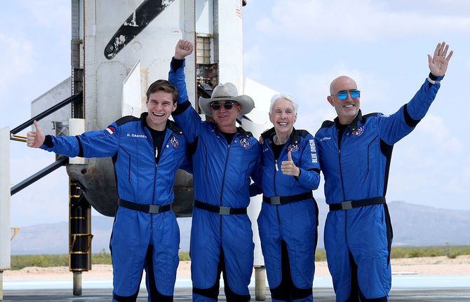 宇宙飛行したアマゾン・ドット・コム創業者、ジェフ・ベゾスさん（左から2番目）、18歳のオリバー・デーメンさん（左端）、82歳のウォリー・ファンクさん（右から2番目）ら。2021年7月21日、アメリカ・テキサス州で。