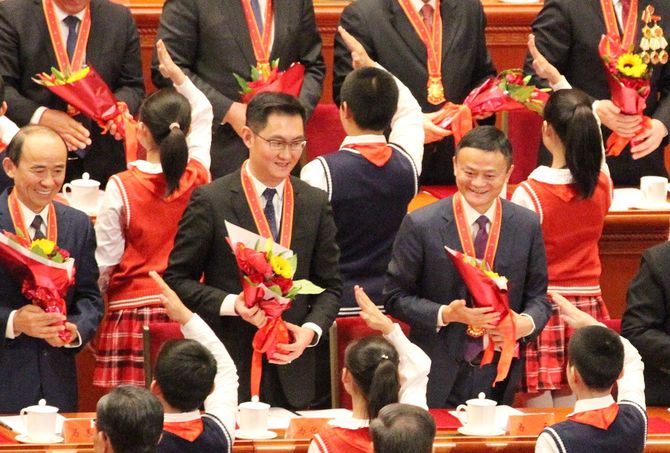 中国の改革開放40周年記念式典で表彰され笑顔を見せるアリババの馬雲会長（中段右）とテンセントの馬化騰会長（同中央）