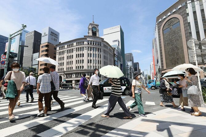 6月としては観測史上初めて3日連続の猛暑日を記録した東京都心を行き交う人たち。関東甲信地方で統計開始以来、最も早い梅雨明けが発表された＝2022年6月27日午後、東京・銀座