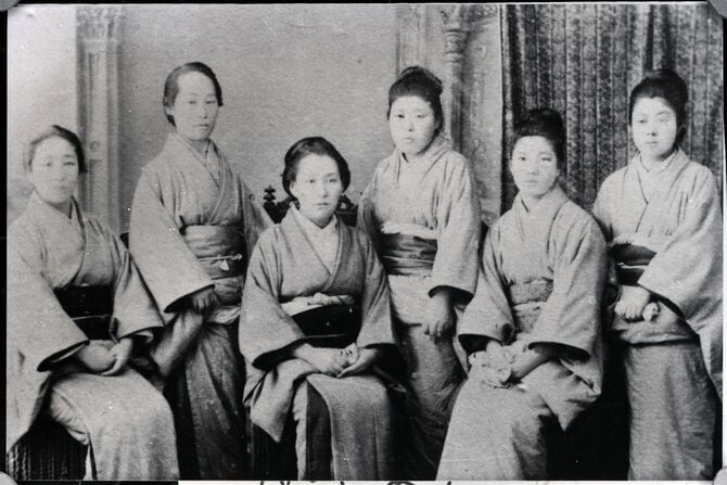明治27（1894）年、知命堂病院・産婆看護婦養成所の講師となった大関和（左端）と生徒たち、院長夫人の瀬尾ソノ（中央）